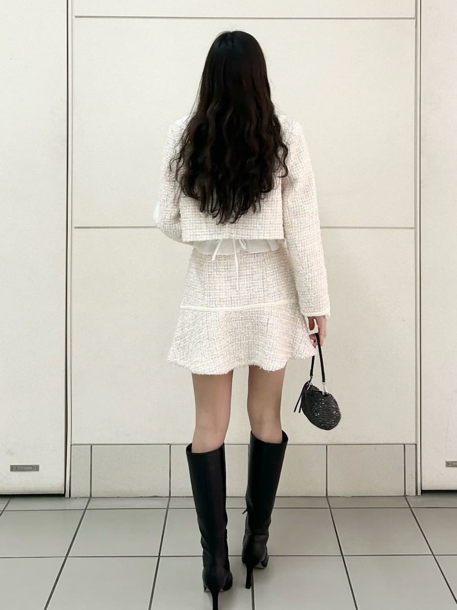 ブラック系のブーツ、その他のノーカラージャケット、その他のスカートを着用したレディースの冬コーディネートの4枚目の写真