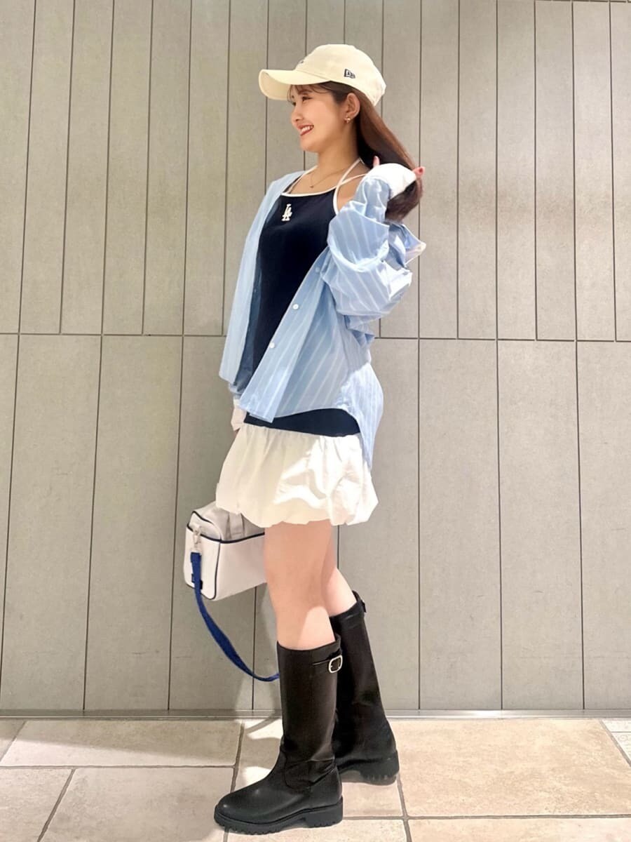 ブルー系のワンピース、ブルー系のシャツ/ブラウス、ゴールド系のイヤリングを着用したレディースの夏コーディネートの3枚目の写真