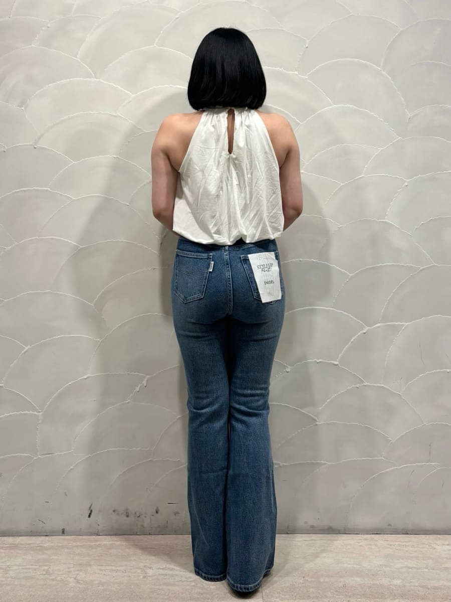 ブルー系のデニムパンツを着用したレディースの春コーディネートの3枚目の写真