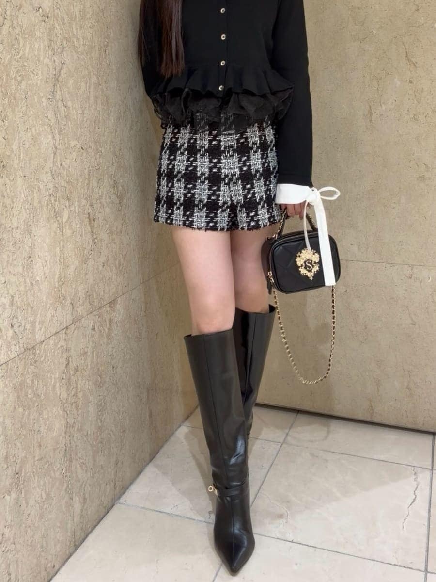 ブラック系のその他パンツ、ブラック系のカーディガン/ボレロ、ブラック系のブーツを着用したレディースの秋コーディネートの4枚目の写真