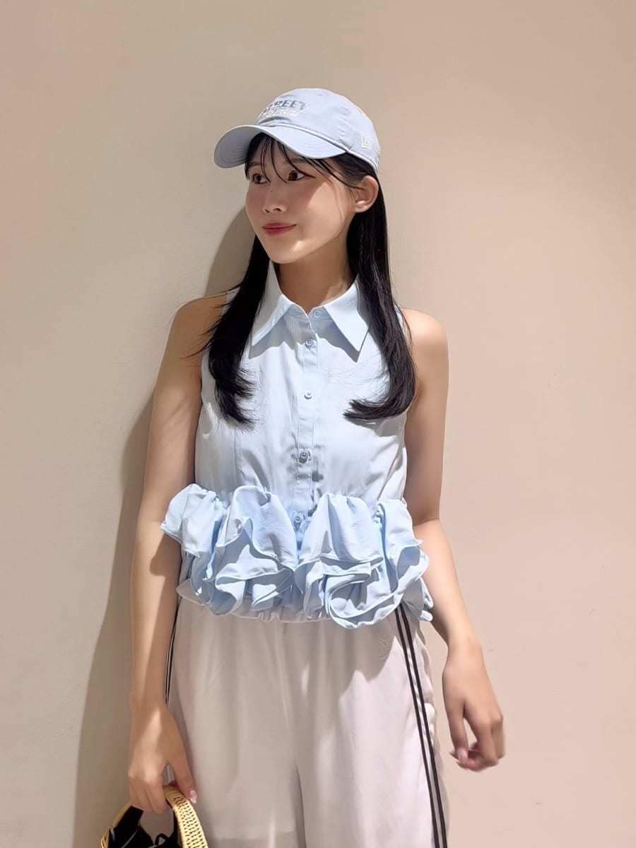 ホワイト系のその他パンツ、ブラック系のかごバッグ、ブルー系のシャツ/ブラウスを着用したレディースの春コーディネートの3枚目の写真