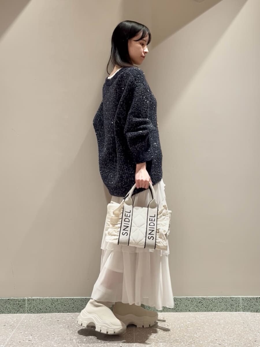 ブルー系のカーディガン/ボレロ、ホワイト系のスカート、ホワイト系のハンドバッグを着用したレディースの秋コーディネートの2枚目の写真