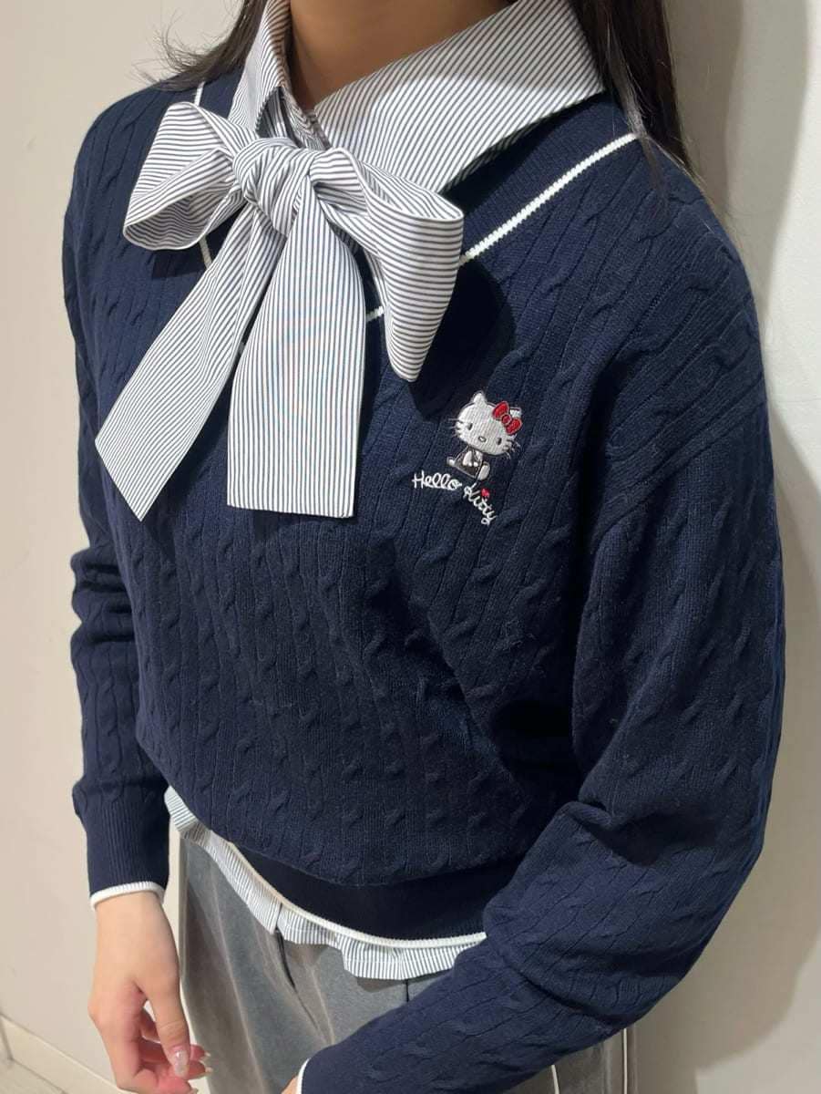 ブルー系のシャツ/ブラウス、ブルー系のニット/セーター、グレー系のその他パンツを着用したレディースの秋コーディネートの4枚目の写真