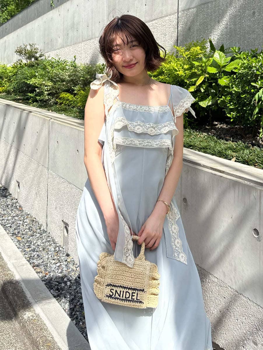 ブルー系のワンピース、その他のサンダルを着用したレディースの春コーディネートの3枚目の写真