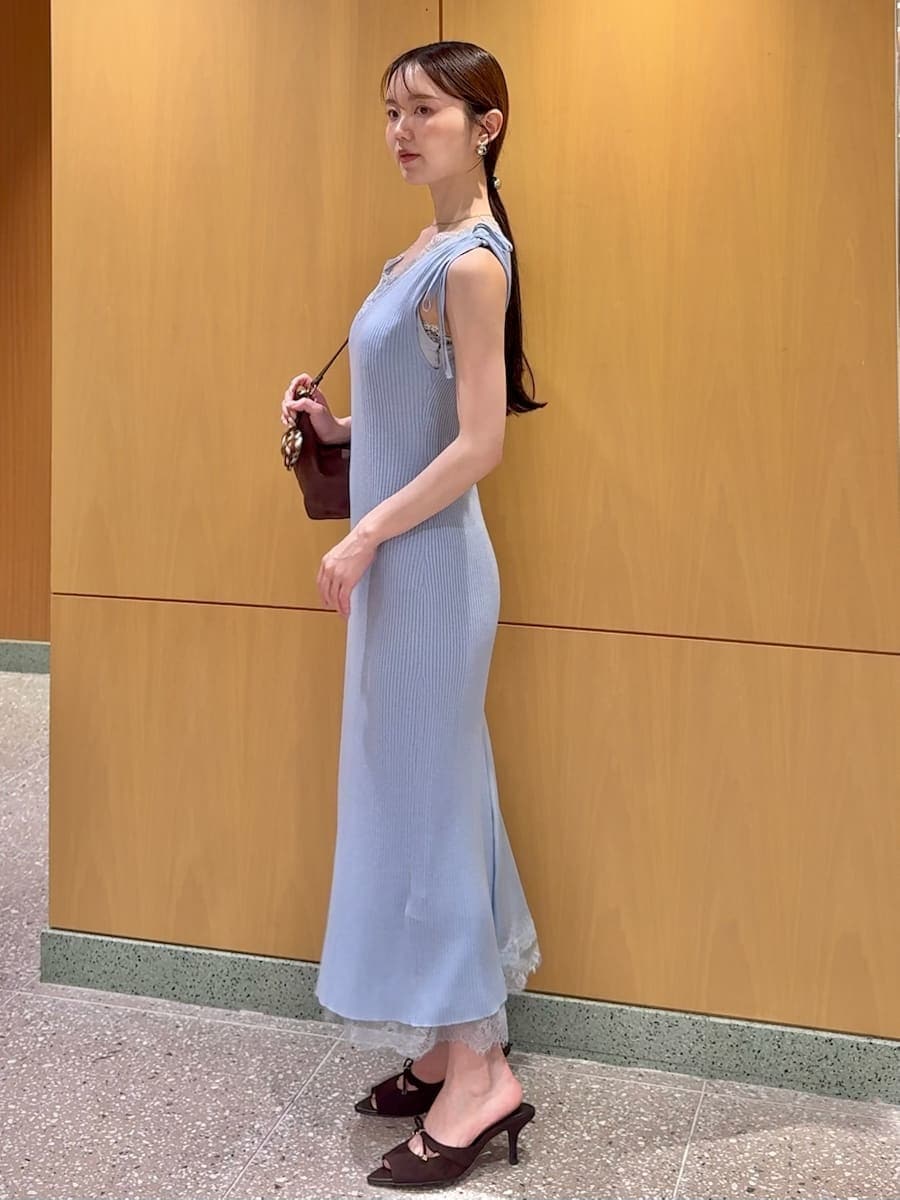 ブルー系のワンピース、ブラウン系のサンダル、ブラウン系のショルダーバッグを着用したレディースの夏コーディネートの2枚目の写真
