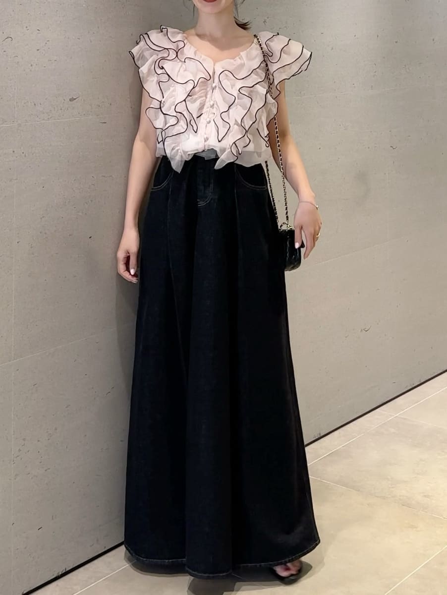 ベージュ系のシャツ/ブラウスを着用したレディースの春コーディネートの3枚目の写真