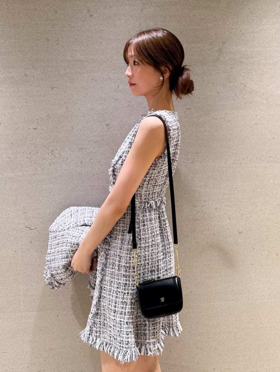 その他のワンピース、その他のノーカラージャケット、ブラック系のブーツを着用したレディースの秋コーディネートの4枚目の写真