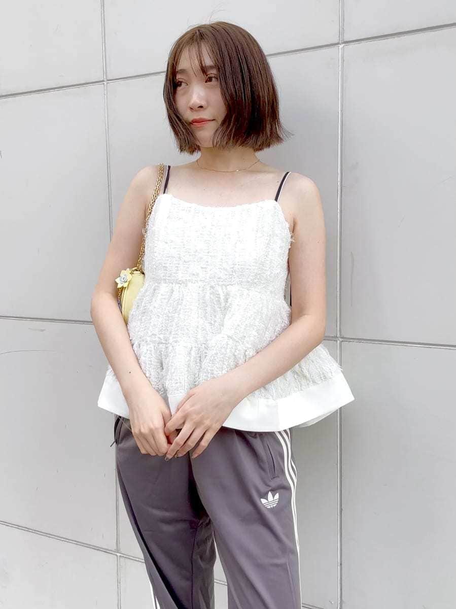 ホワイト系のその他トップス、グレー系のその他パンツ、ブラック系のパンプスを着用したレディースの冬コーディネートの9枚目の写真