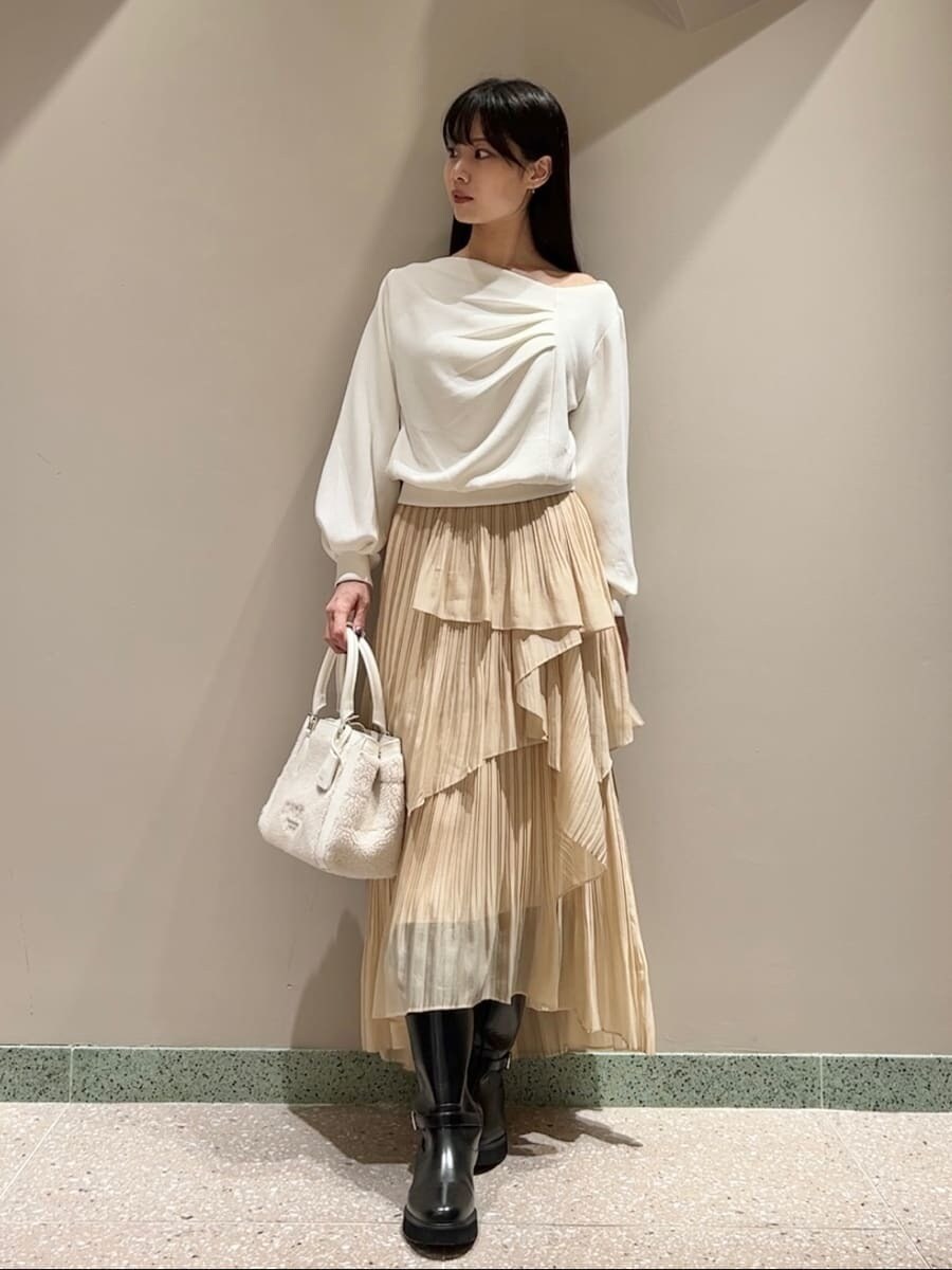 ホワイト系のTシャツ/カットソー、イエロー系のスカート、ホワイト系のハンドバッグを着用したレディースの秋コーディネートの2枚目の写真