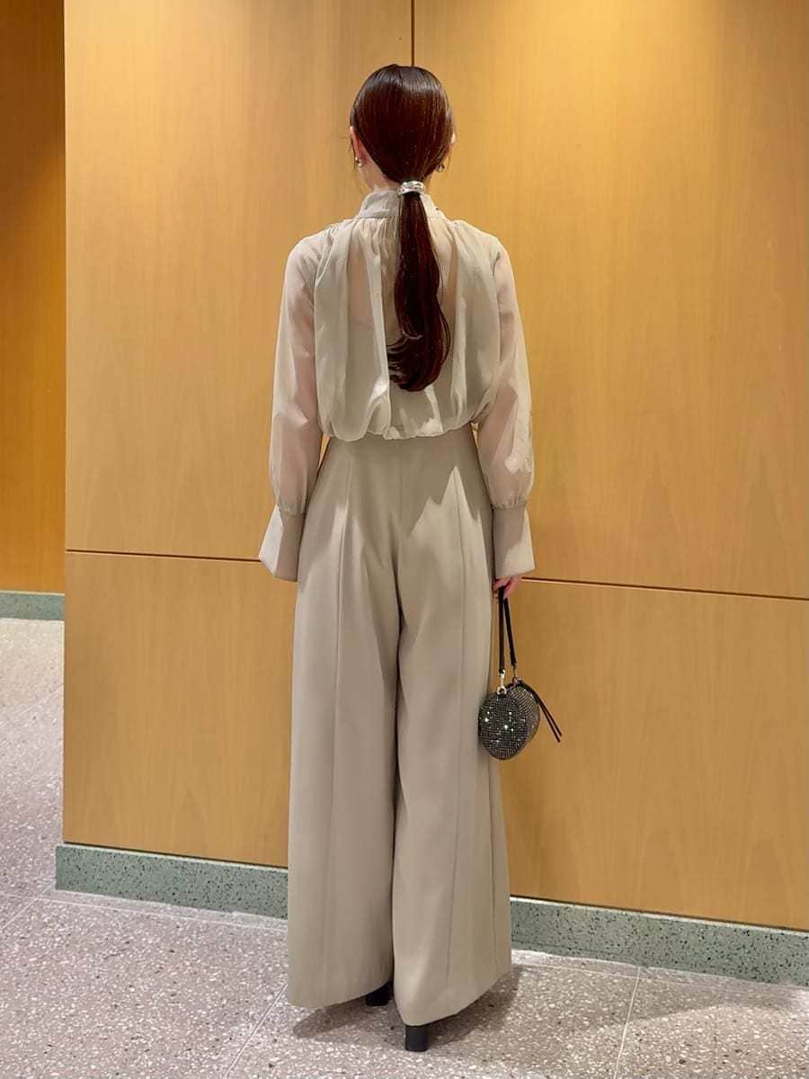 グリーン系のつなぎ/オールインワンを着用したレディースの冬コーディネートの3枚目の写真