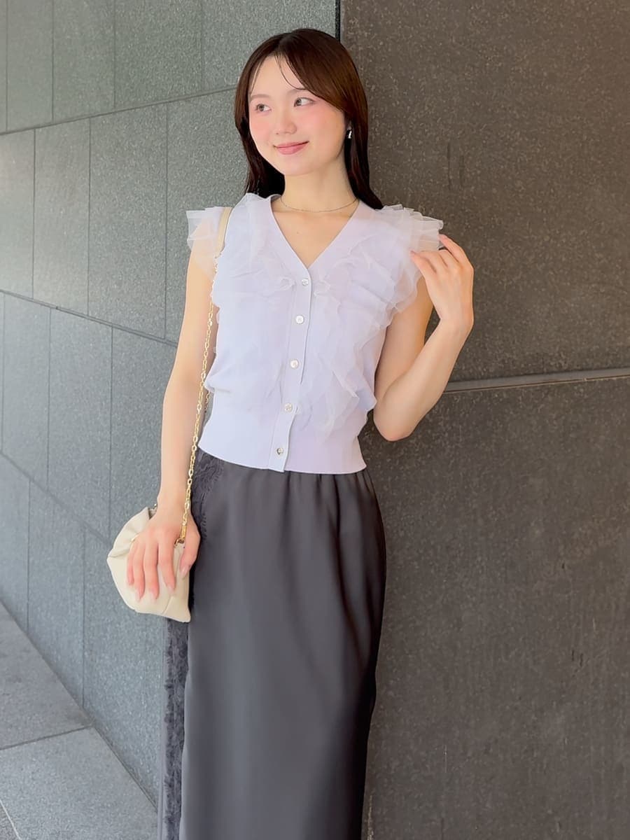 グレー系のスカート、パープル系のニット/セーター、ブラック系のサンダルを着用したレディースの夏コーディネートの4枚目の写真
