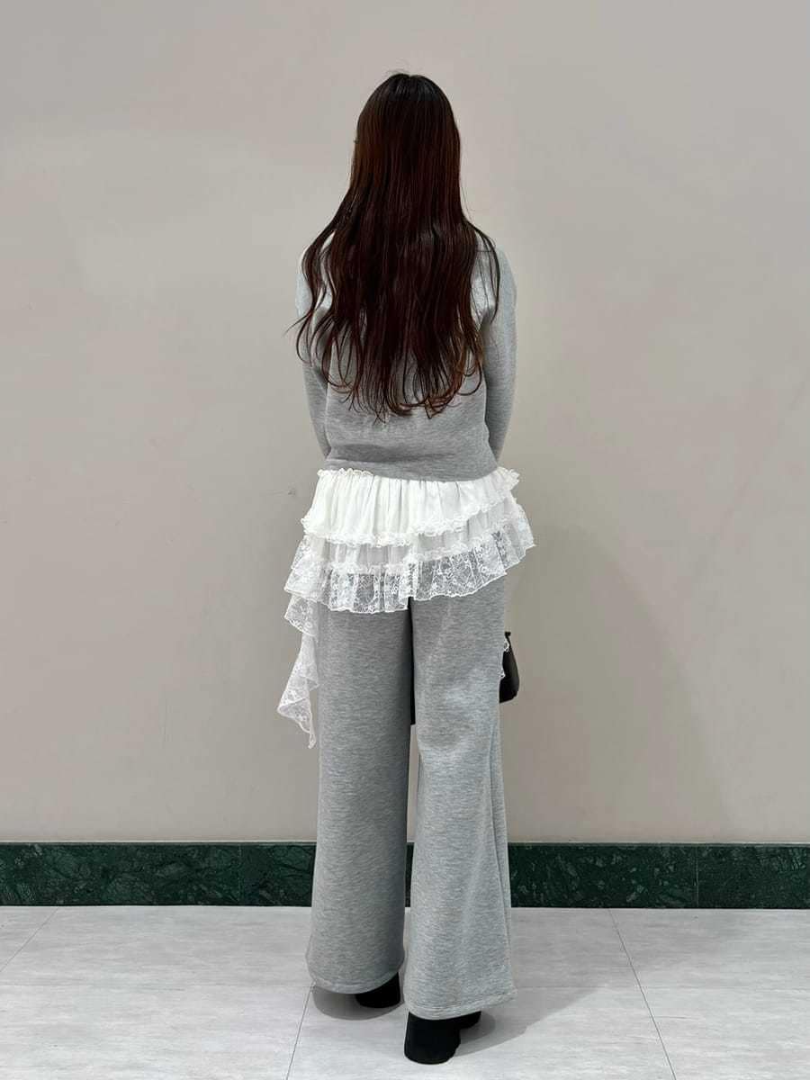 ホワイト系のTシャツ/カットソー、グレー系のスウェット、グレー系のスウェットパンツを着用したレディースの冬コーディネートの3枚目の写真