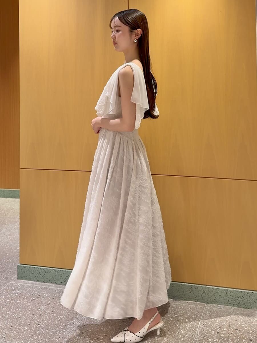 ホワイト系のワンピース、その他のパンプス、ブラック系のショルダーバッグを着用したレディースの春コーディネートの2枚目の写真