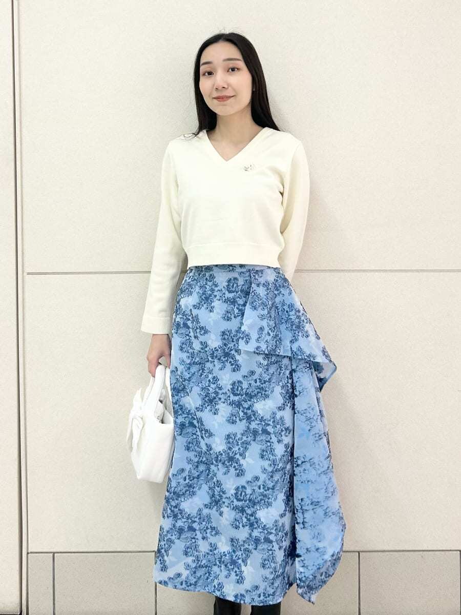 ブラック系のブーツ、ホワイト系のニット/セーターを着用したレディースの冬コーディネートの5枚目の写真