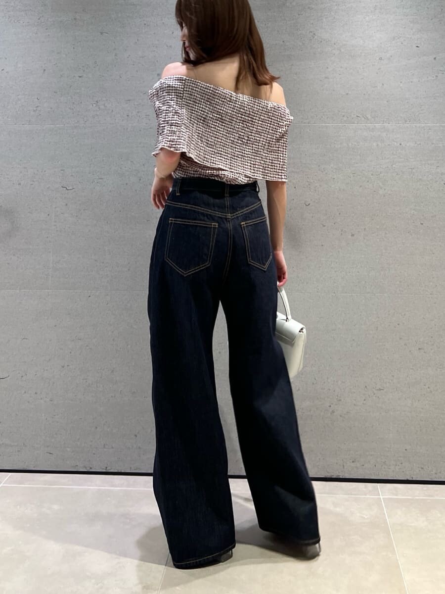 ブラウン系のシャツ/ブラウス、ホワイト系のデニムパンツ、ホワイト系のショルダーバッグを着用したレディースの夏コーディネートの5枚目の写真