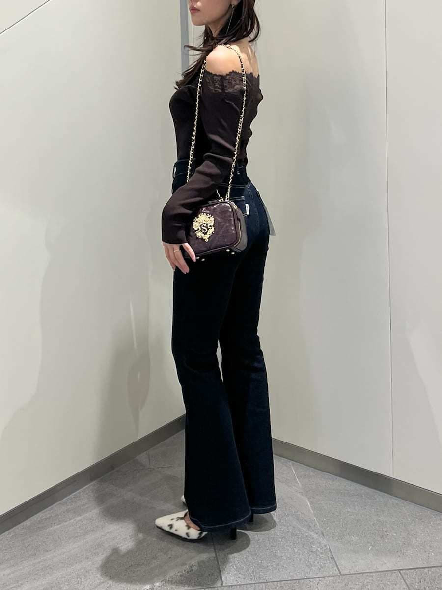 ブルー系のデニムパンツ、ブラウン系のブルゾン、ブラウン系のニット/セーターを着用したレディースの秋コーディネートの6枚目の写真