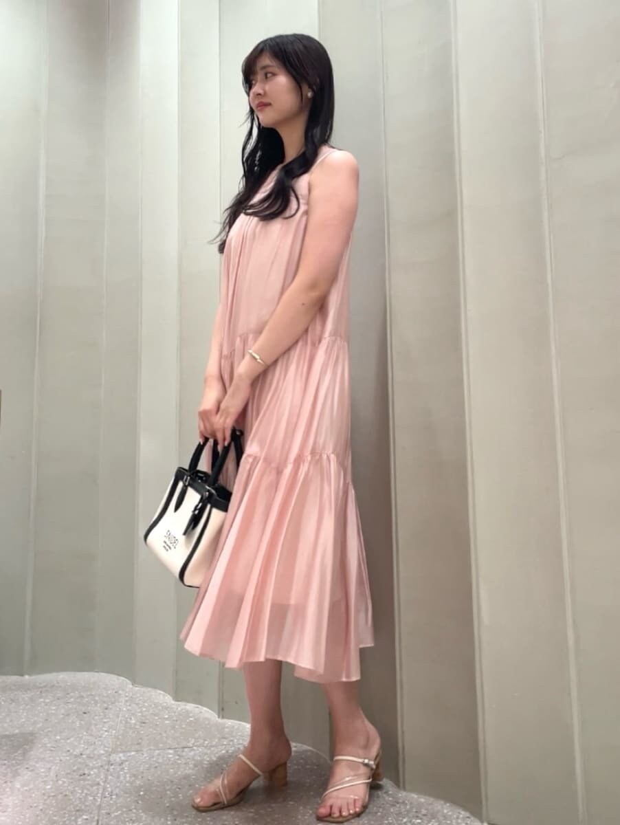 ピンク系のワンピース、その他のサンダル、ブラック系のハンドバッグを着用したレディースの夏コーディネートの3枚目の写真