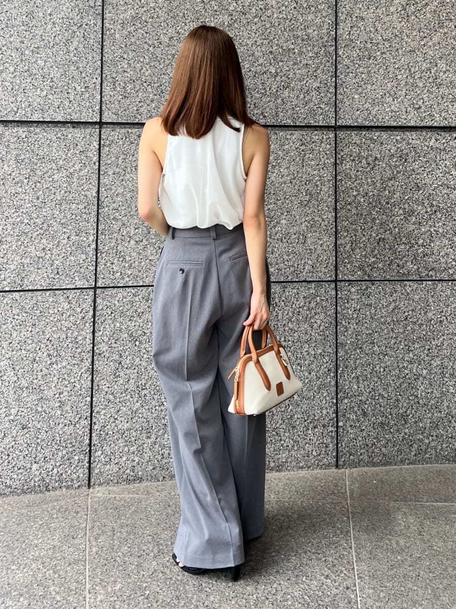 ホワイト系のシャツ/ブラウス、グレー系のその他パンツ、イエロー系のボストンバッグを着用したレディースの夏コーディネートの4枚目の写真
