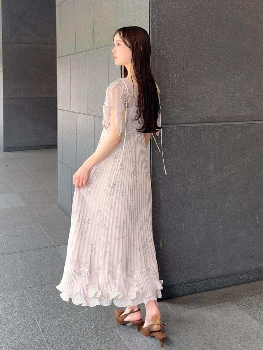 ブラウン系のパンプス、ホワイト系のショルダーバッグを着用したレディースの春コーディネートの3枚目の写真