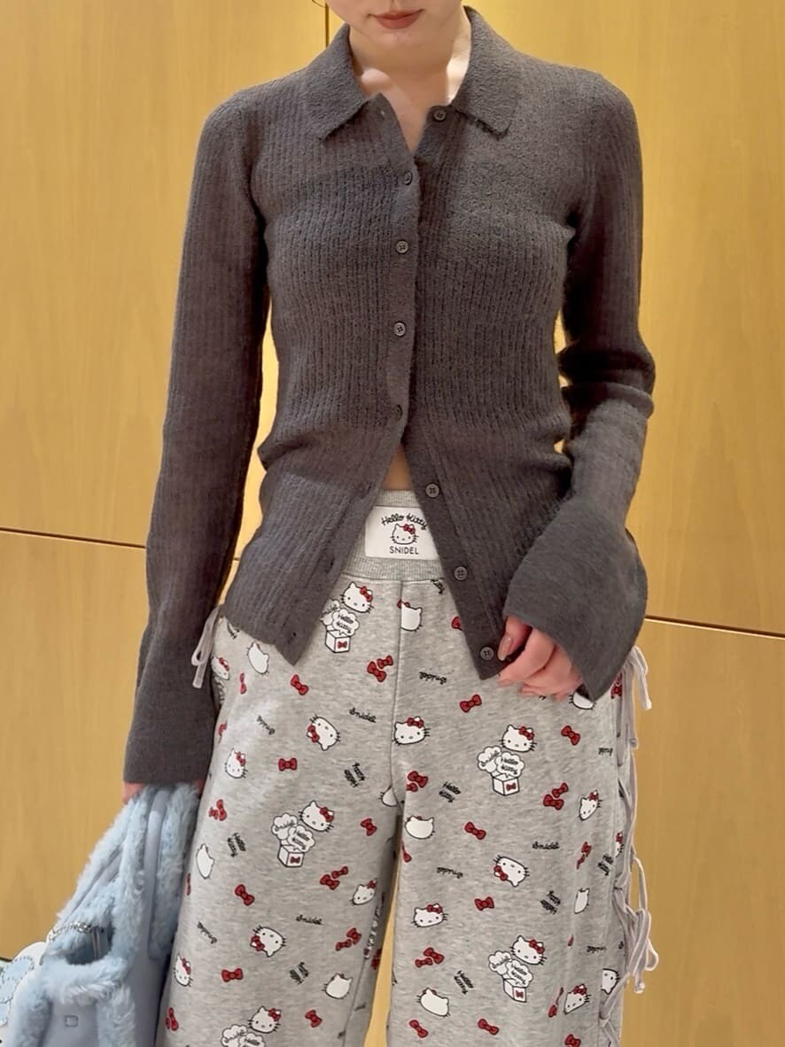 グレー系のニット/セーター、グレー系のその他パンツ、ブルー系のハンドバッグを着用したレディースの秋コーディネートの4枚目の写真