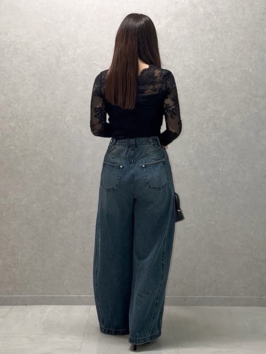 ブルー系のデニムパンツ、ブラック系のTシャツ/カットソー、ブラック系のパンプスを着用したレディースの秋コーディネートの3枚目の写真