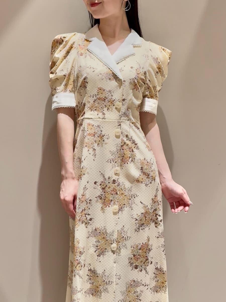 マルチプリントパフスリーブワンピースを使った人気ファッション