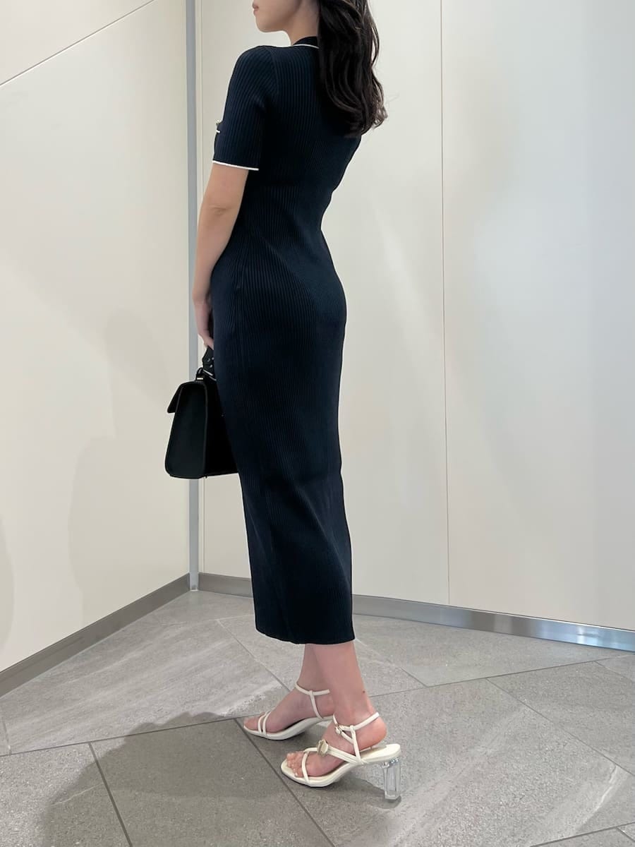 ブルー系のワンピース、ブラック系のハンドバッグを着用したレディースの春コーディネートの3枚目の写真