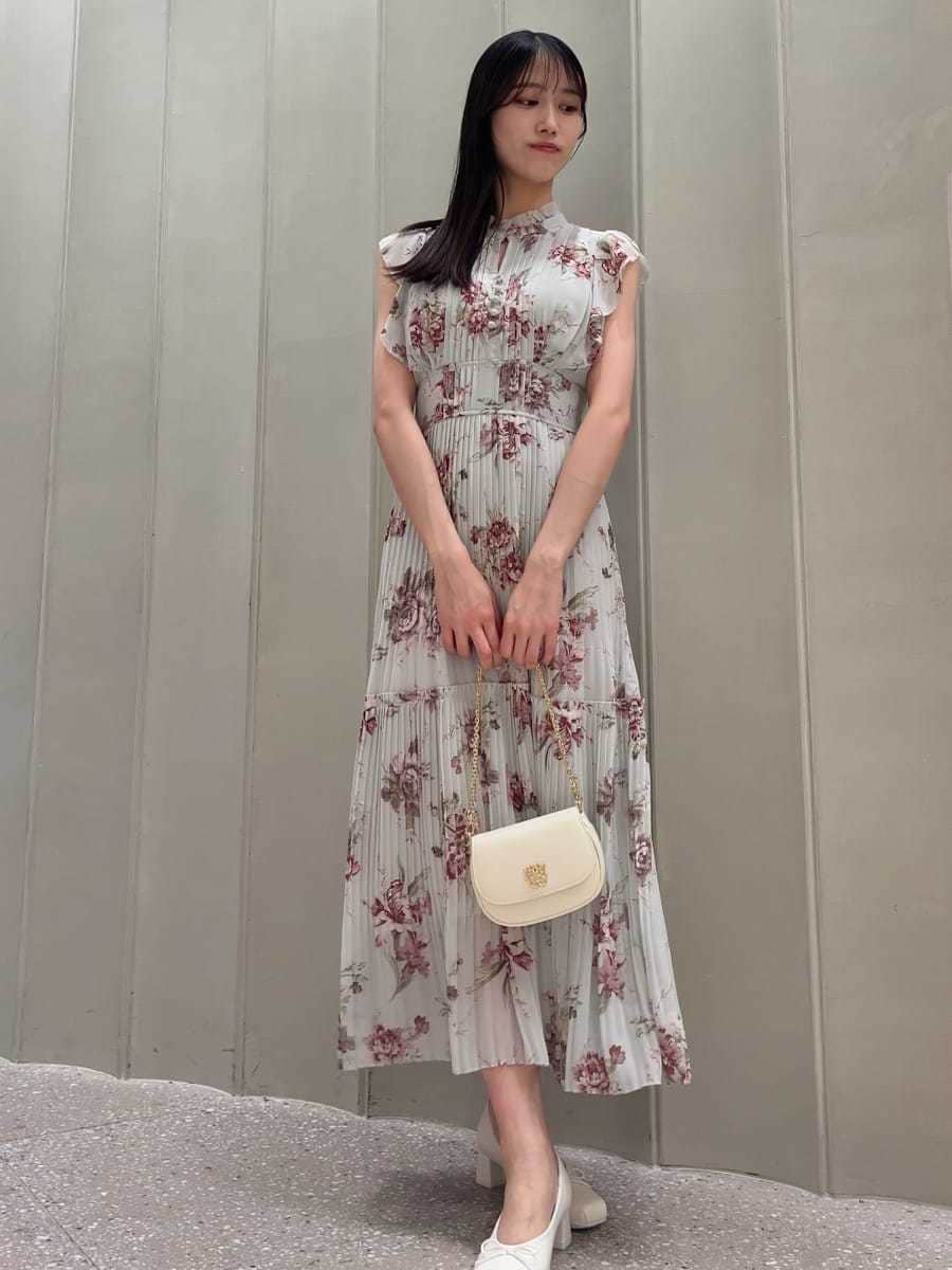 グリーン系のワンピース、ホワイト系のカーディガン/ボレロ、ホワイト系のショルダーバッグを着用したレディースの春コーディネートの8枚目の写真