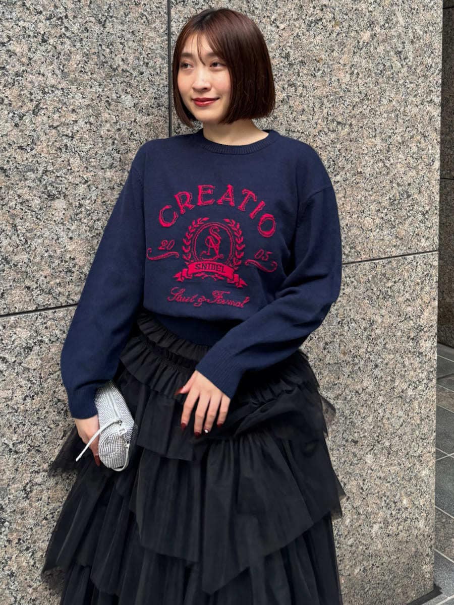 ブラック系のブーツ、ブルー系のニット/セーターを着用したレディースの冬コーディネートの6枚目の写真