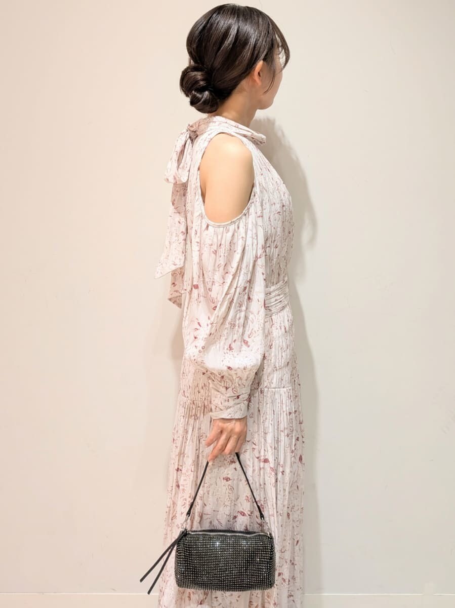 ブラック系のブーツ、ピンク系のワンピース、ホワイト系のカーディガン/ボレロを着用したレディースの冬コーディネートの5枚目の写真