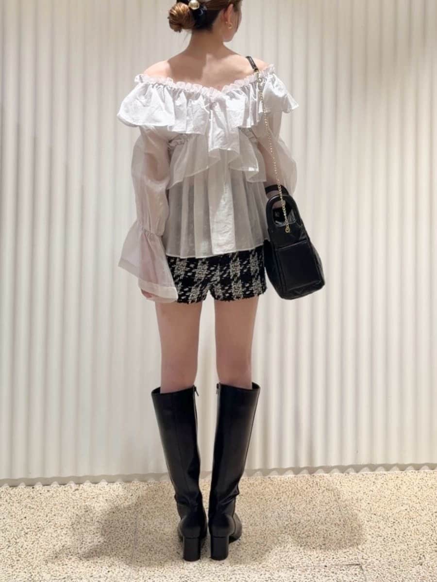 ブラック系のその他パンツ、ピンク系のシャツ/ブラウス、ブラック系のブーツを着用したレディースの秋コーディネートの5枚目の写真