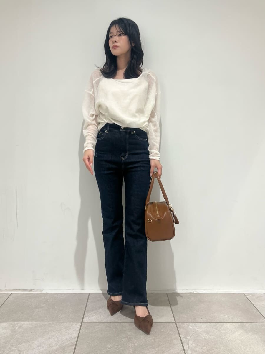 ブルー系のその他パンツ、ホワイト系のトレンチコート、ブラウン系のパンプスを着用したレディースの冬コーディネートの5枚目の写真