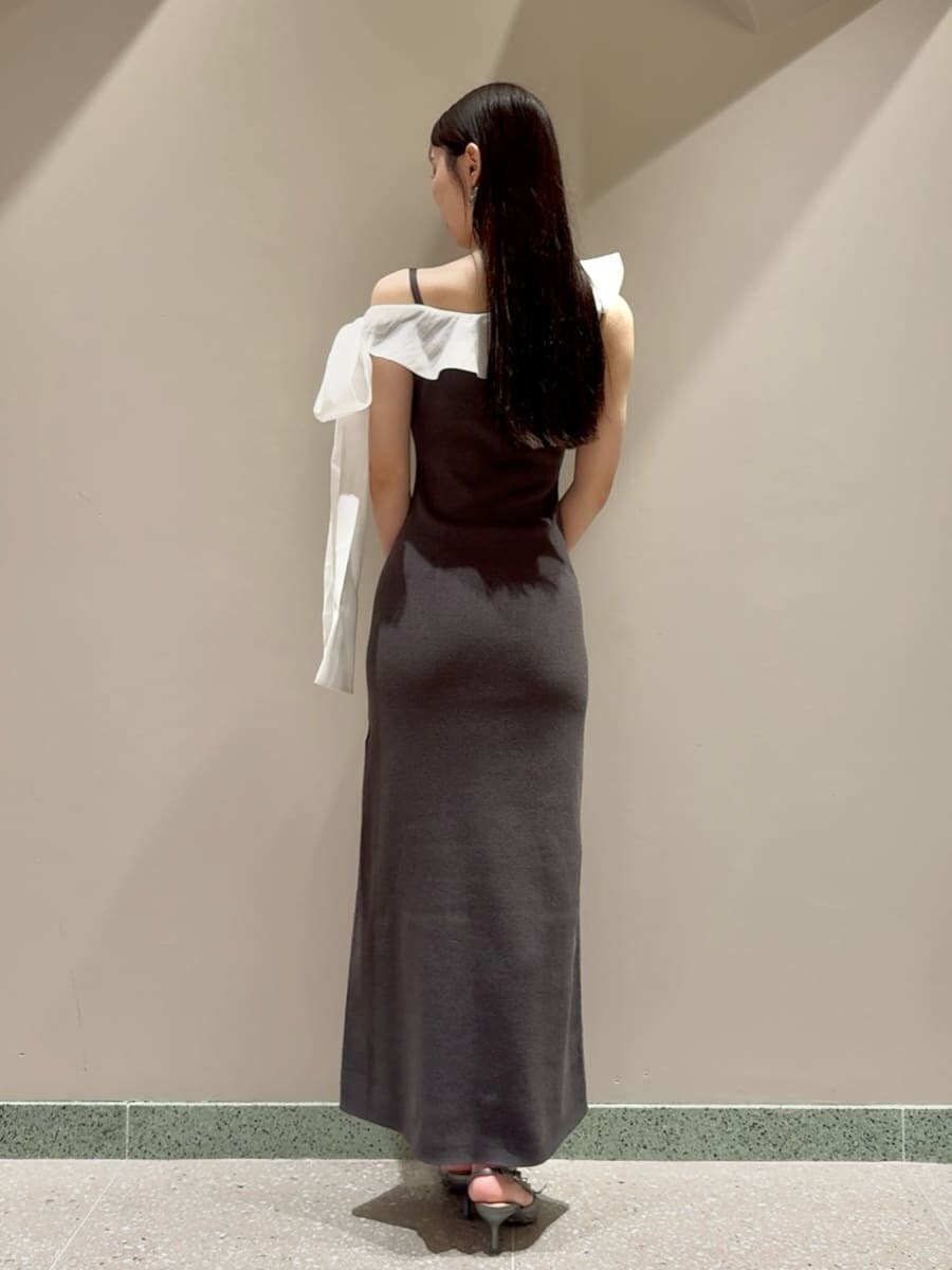 グレー系のワンピース、ホワイト系のショルダーバッグを着用したレディースの夏コーディネートの4枚目の写真