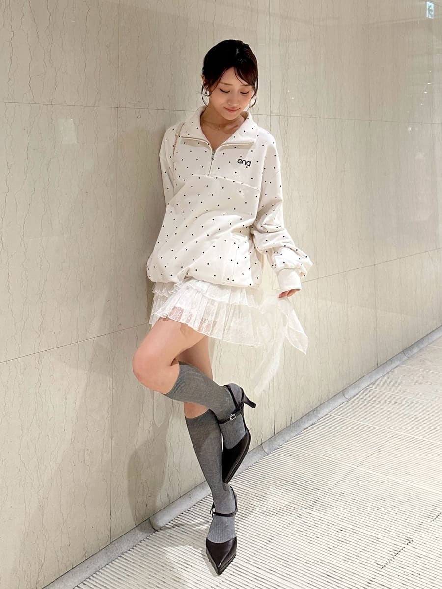 ホワイト系のその他パンツ、その他のTシャツ/カットソー、ブラウン系のパンプスを着用したレディースの秋コーディネートの2枚目の写真