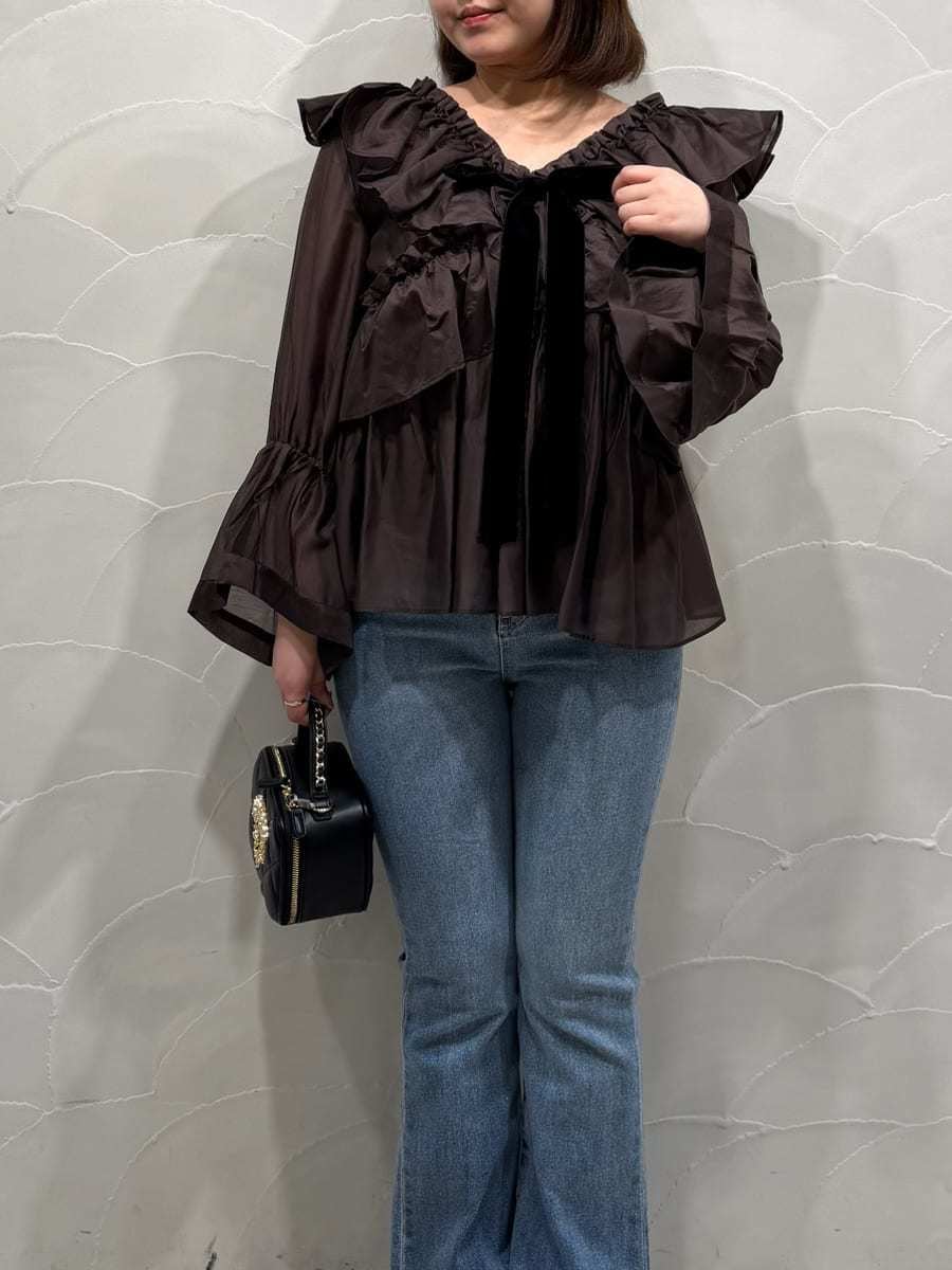 ブルー系のデニムパンツ、ブラウン系のシャツ/ブラウス、ブラウン系のパンプスを着用したレディースの秋コーディネートの4枚目の写真
