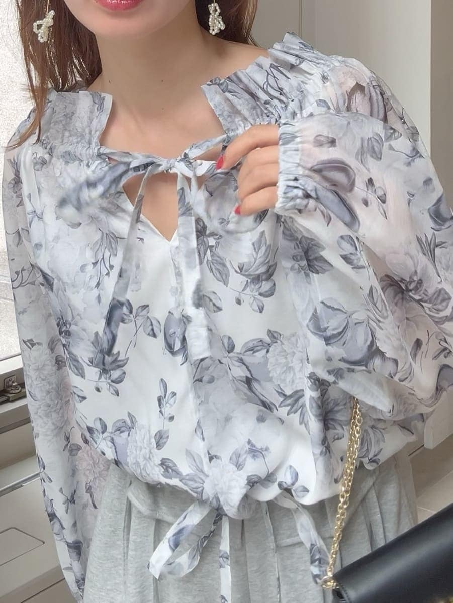 グレー系のその他パンツ、ホワイト系のシャツ/ブラウス、ブラック系のショルダーバッグを着用したレディースの冬コーディネートの2枚目の写真