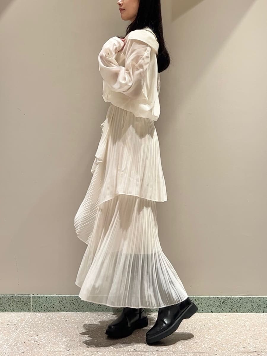 ホワイト系のニット/セーター、ホワイト系のスカート、ホワイト系のショルダーバッグを着用したレディースの秋コーディネートの2枚目の写真