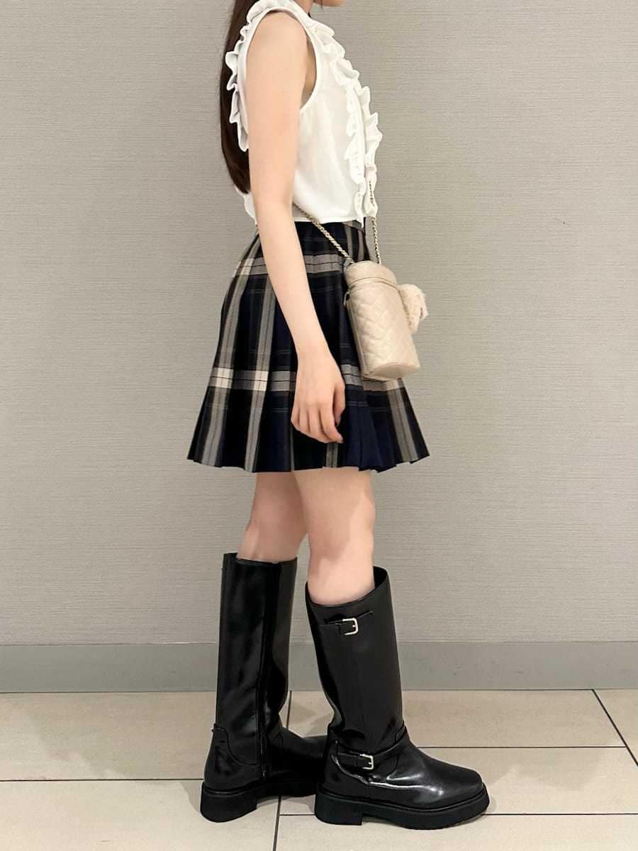 ホワイト系のシャツ/ブラウス、ブラック系のブーツ、ピンク系のショルダーバッグを着用したレディースの夏コーディネートの2枚目の写真