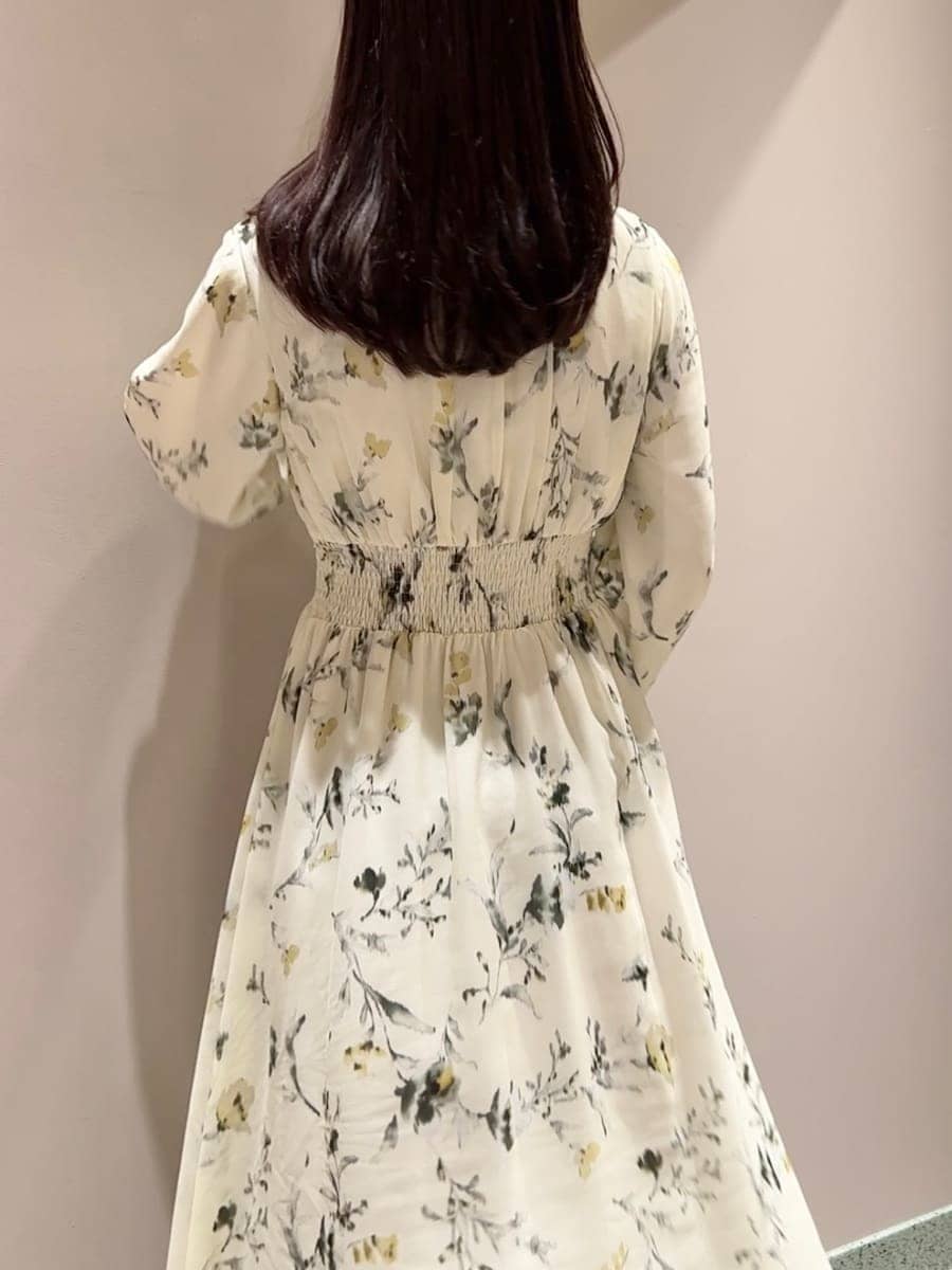 ブラック系のブーツ、ホワイト系のムートンコート、イエロー系のハンドバッグを着用したレディースの冬コーディネートの9枚目の写真