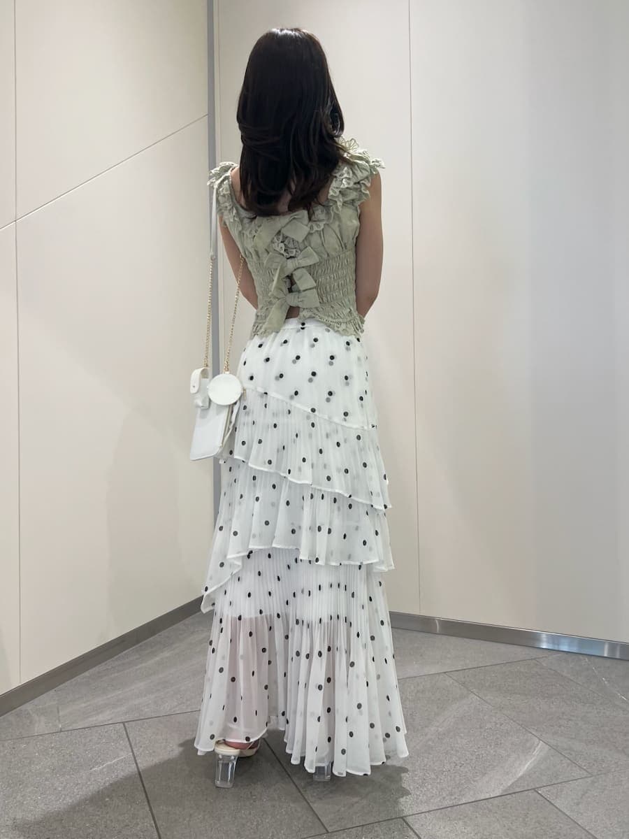 その他のスカート、グリーン系のシャツ/ブラウス、ホワイト系のショルダーバッグを着用したレディースの春コーディネートの3枚目の写真