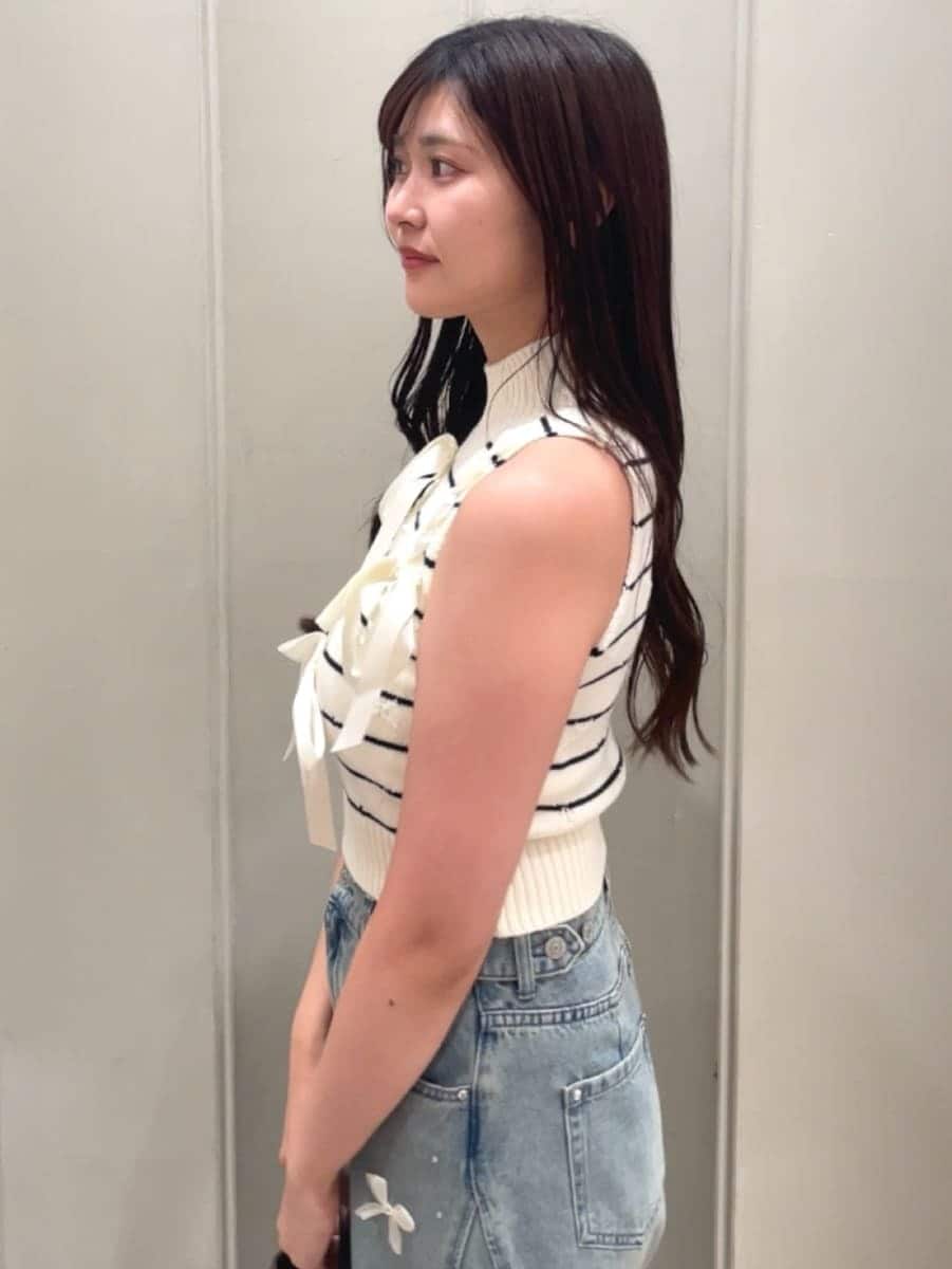 ブラウン系のハンドバッグ、ブルー系のその他パンツ、その他のニット/セーターを着用したレディースの夏コーディネートの7枚目の写真