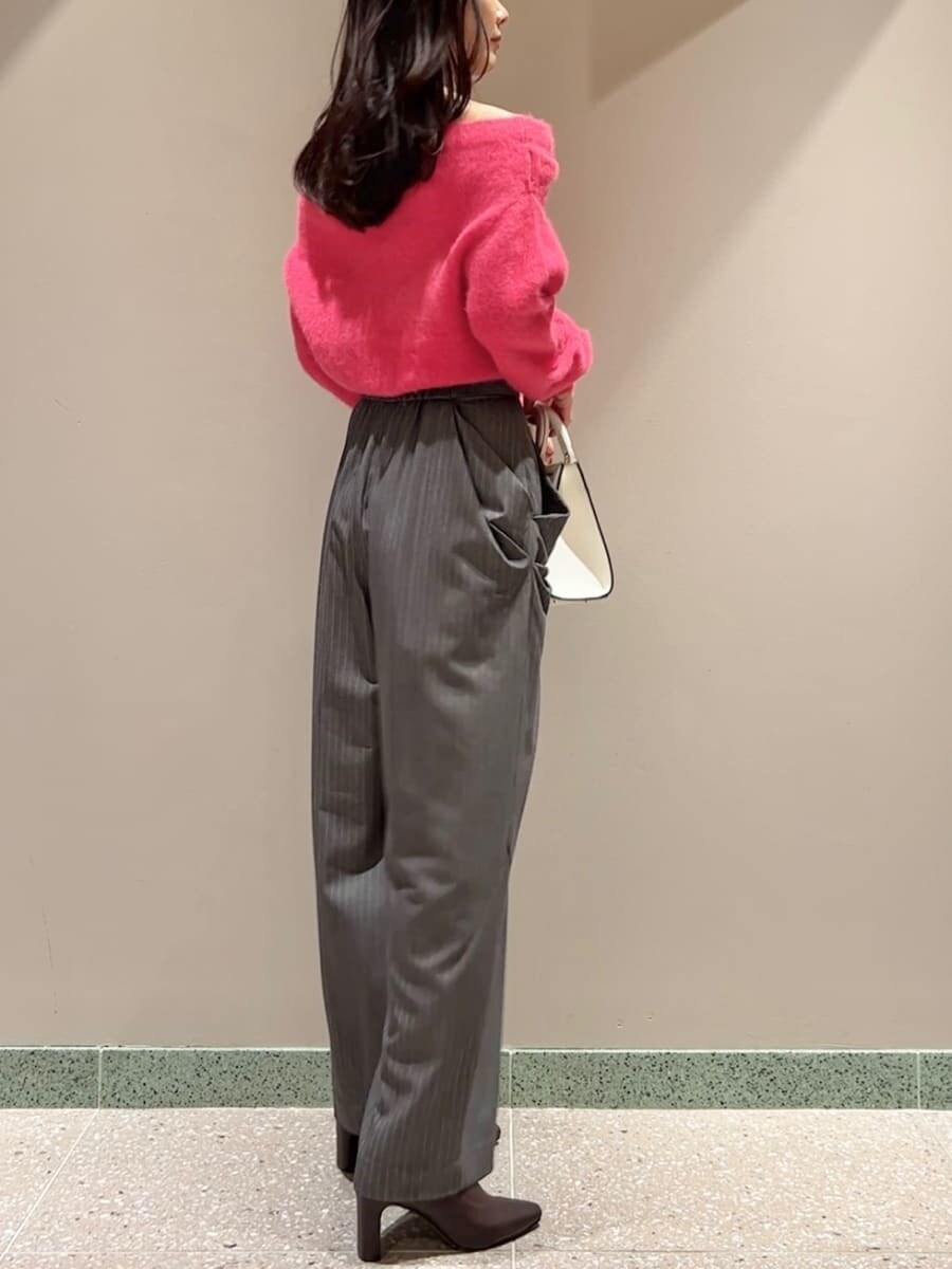 レッド系のブーツ、ピンク系のニット/セーター、グレー系のその他パンツを着用したレディースの冬コーディネートの2枚目の写真