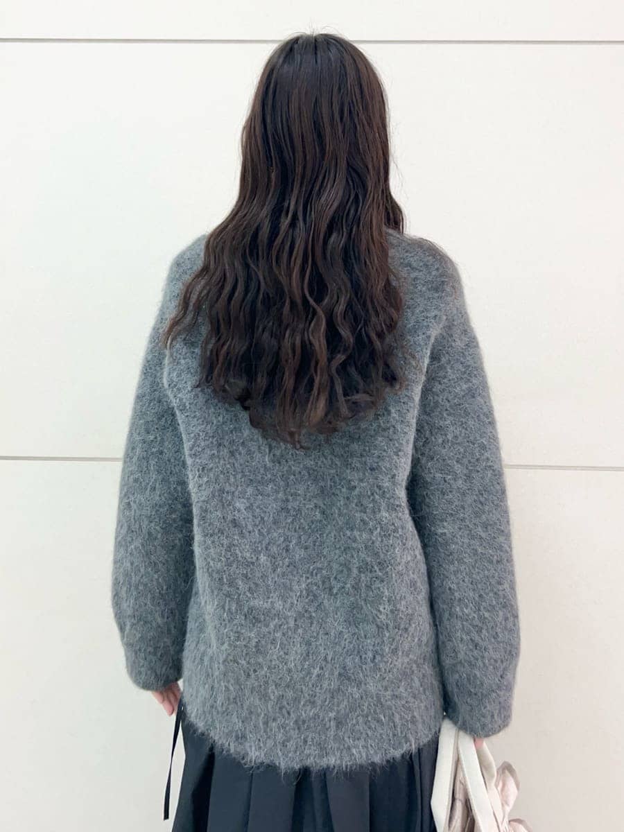 グレー系のブルゾン、ブラック系のスカート、ピンク系のハンドバッグを着用したレディースの秋コーディネートの7枚目の写真