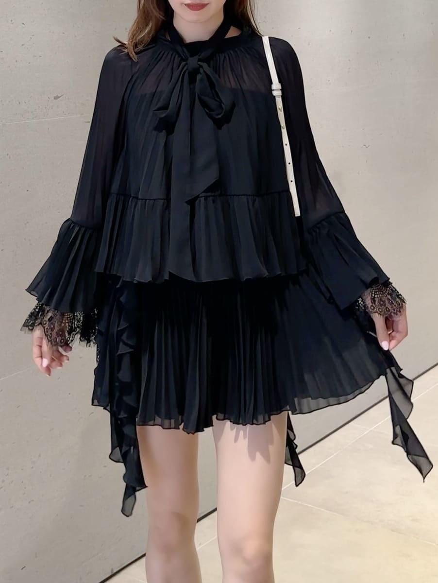 ゴールド系のピアス（両耳用）を着用したレディースの春コーディネートの4枚目の写真