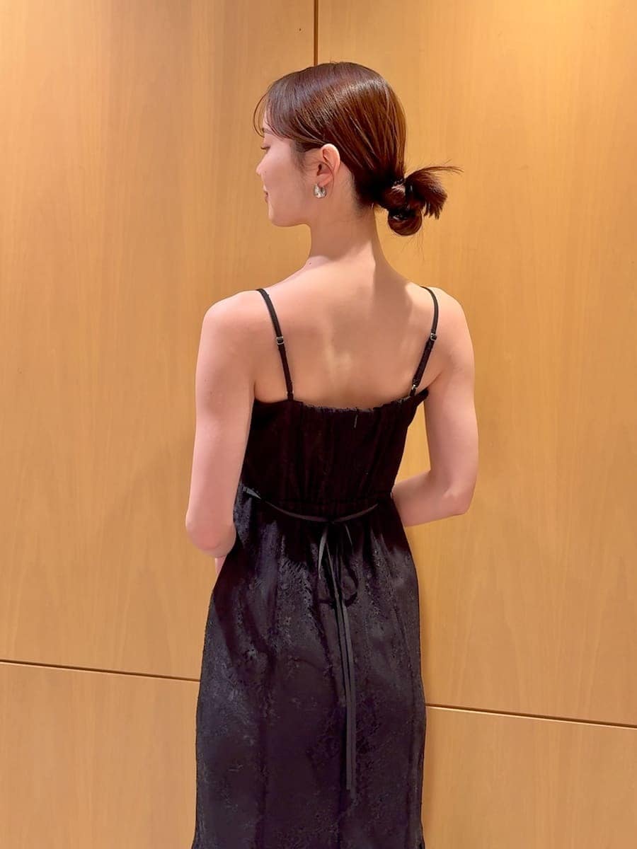 ブラック系のパンプス、シルバー系のピアス（両耳用）を着用したレディースの冬コーディネートの7枚目の写真