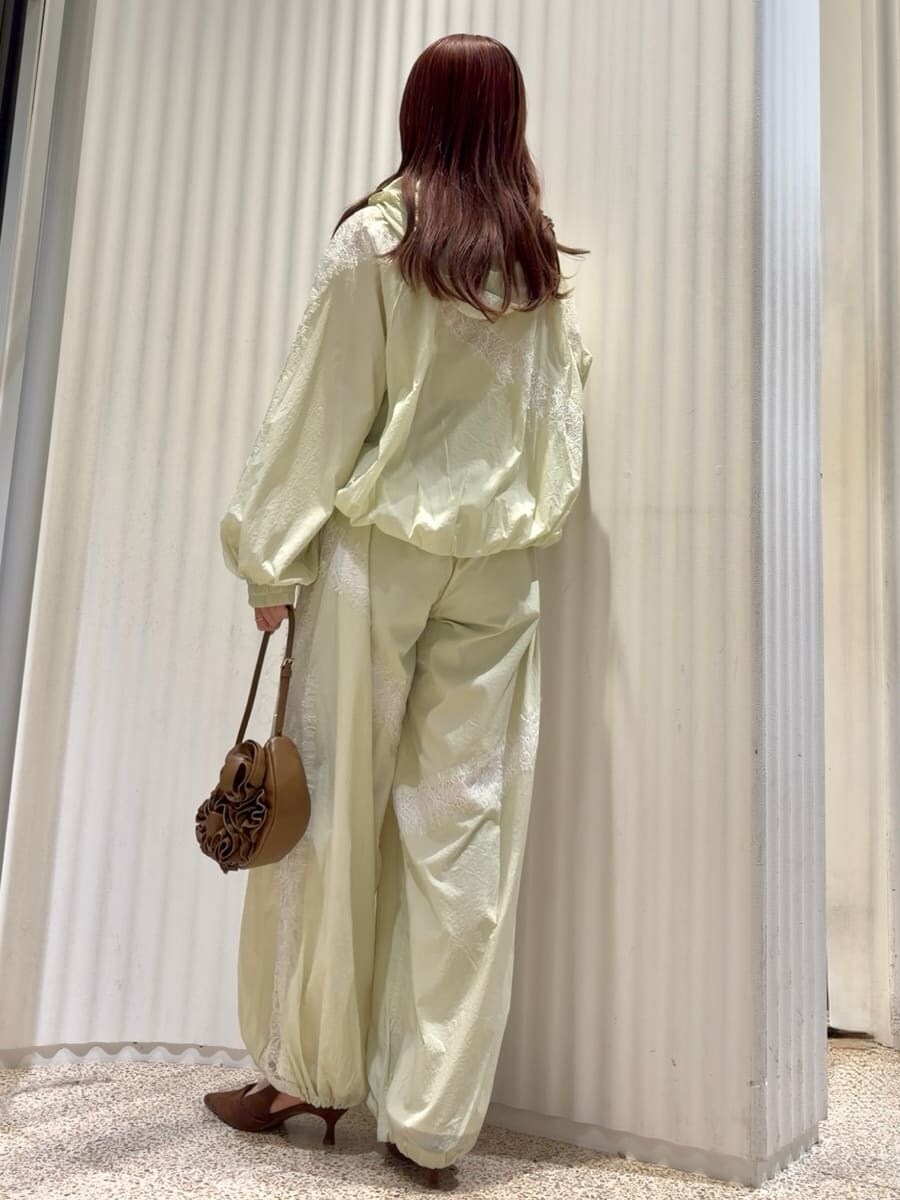 グリーン系のブルゾン、グリーン系のその他パンツ、ブラウン系のパンプスを着用したレディースの春コーディネートの3枚目の写真