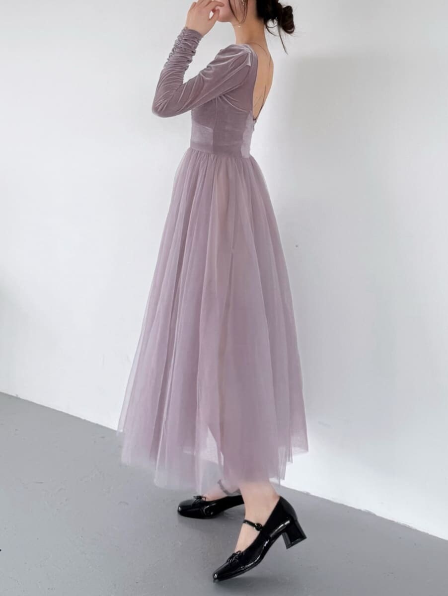 ブラック系のショルダーバッグ、ブラック系のパンプス、その他のイヤリングを着用したレディースの夏コーディネートの3枚目の写真