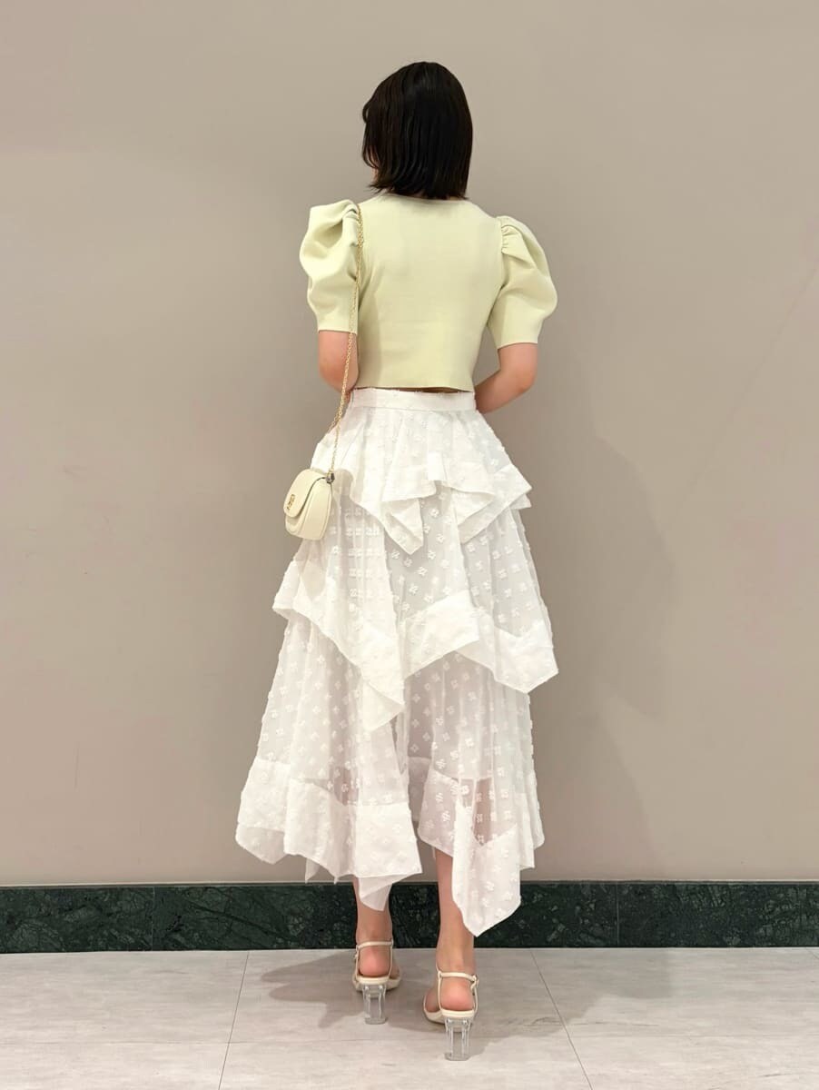 その他のスカート、イエロー系のカーディガン/ボレロ、ホワイト系のショルダーバッグを着用したレディースの春コーディネートの5枚目の写真