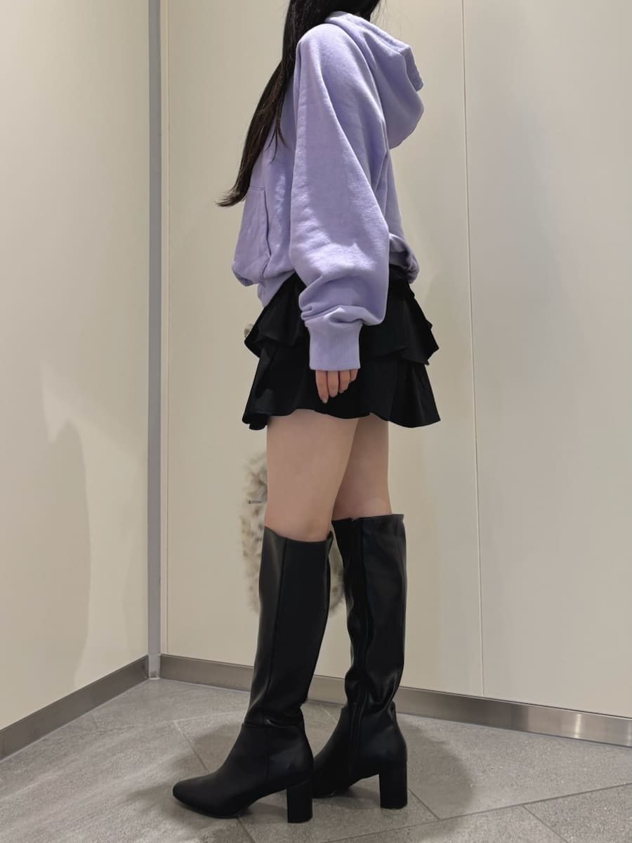 ブラック系のその他パンツ、ブラック系のブーツ、その他のショルダーバッグを着用したレディースの秋コーディネートの2枚目の写真