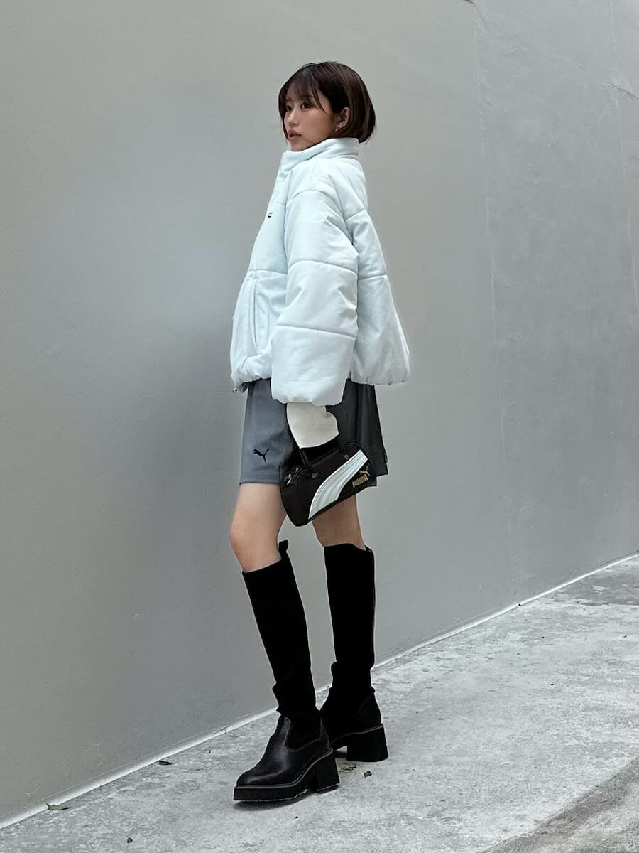 ホワイト系のニット/セーターを着用したレディースの秋コーディネートの5枚目の写真